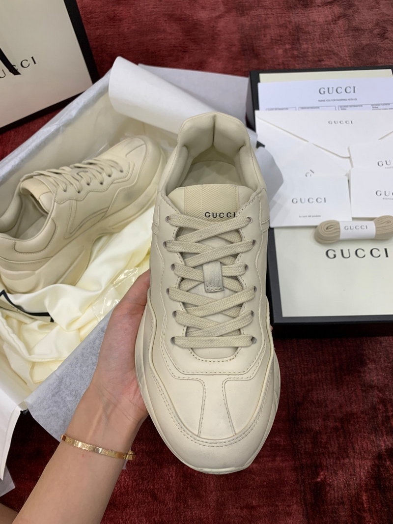 구찌 라이톤 레더 더티 스니커즈 디스트레스드 아이보리