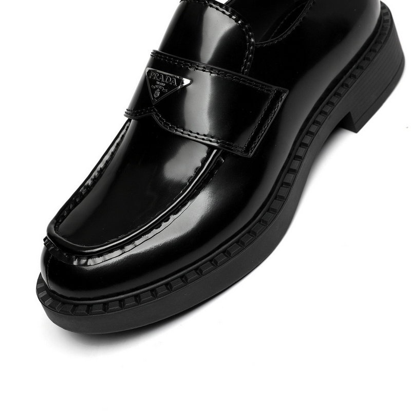 프라다 삼각로고 브러쉬드 로퍼 - 블랙