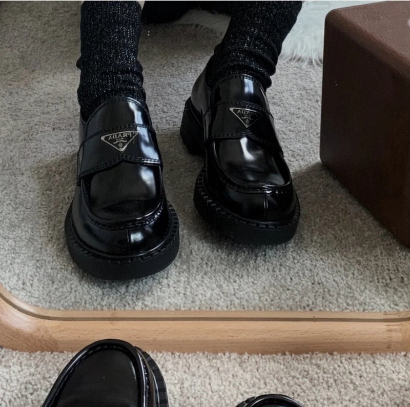 프라다 삼각로고 브러쉬드 로퍼 - 블랙