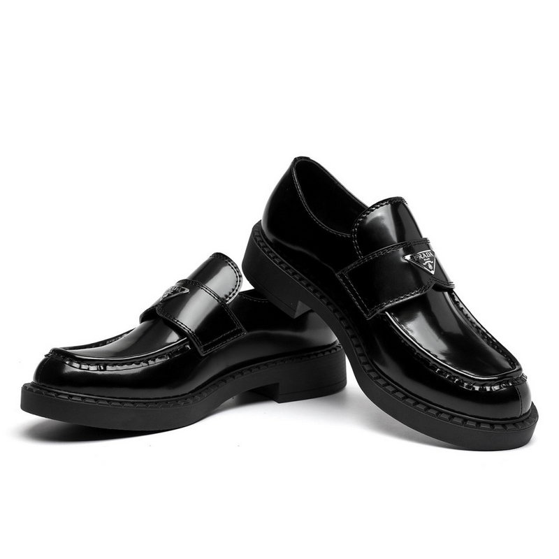 프라다 삼각로고 브러쉬드 로퍼 - 블랙