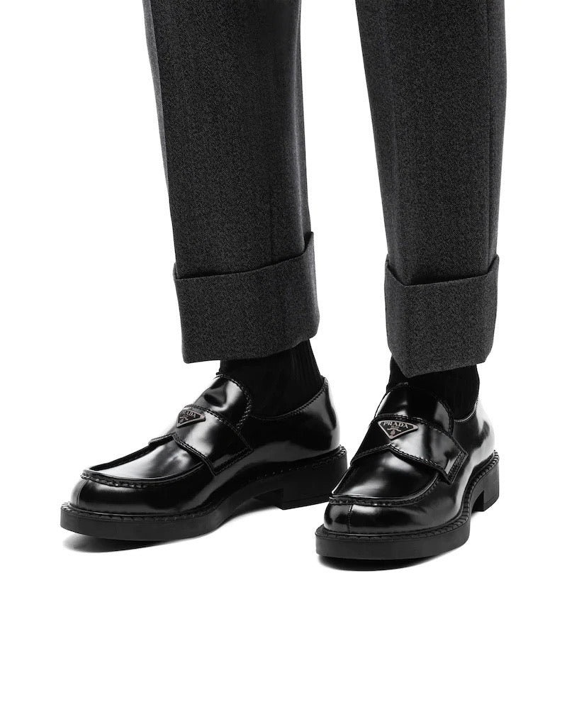 프라다 삼각로고 브러쉬드 로퍼 - 블랙