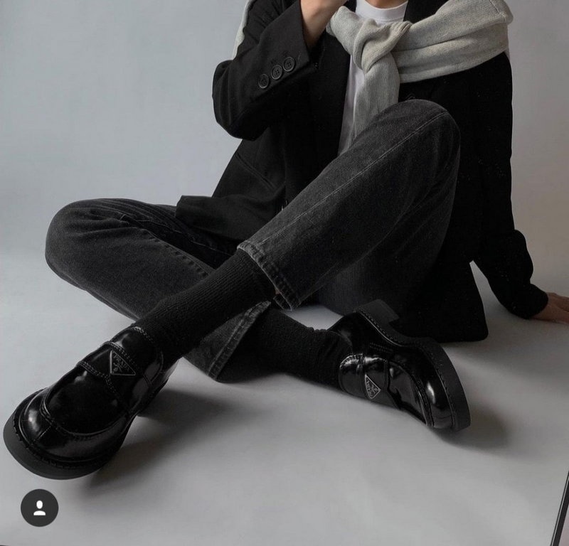 프라다 삼각로고 브러쉬드 로퍼 - 블랙