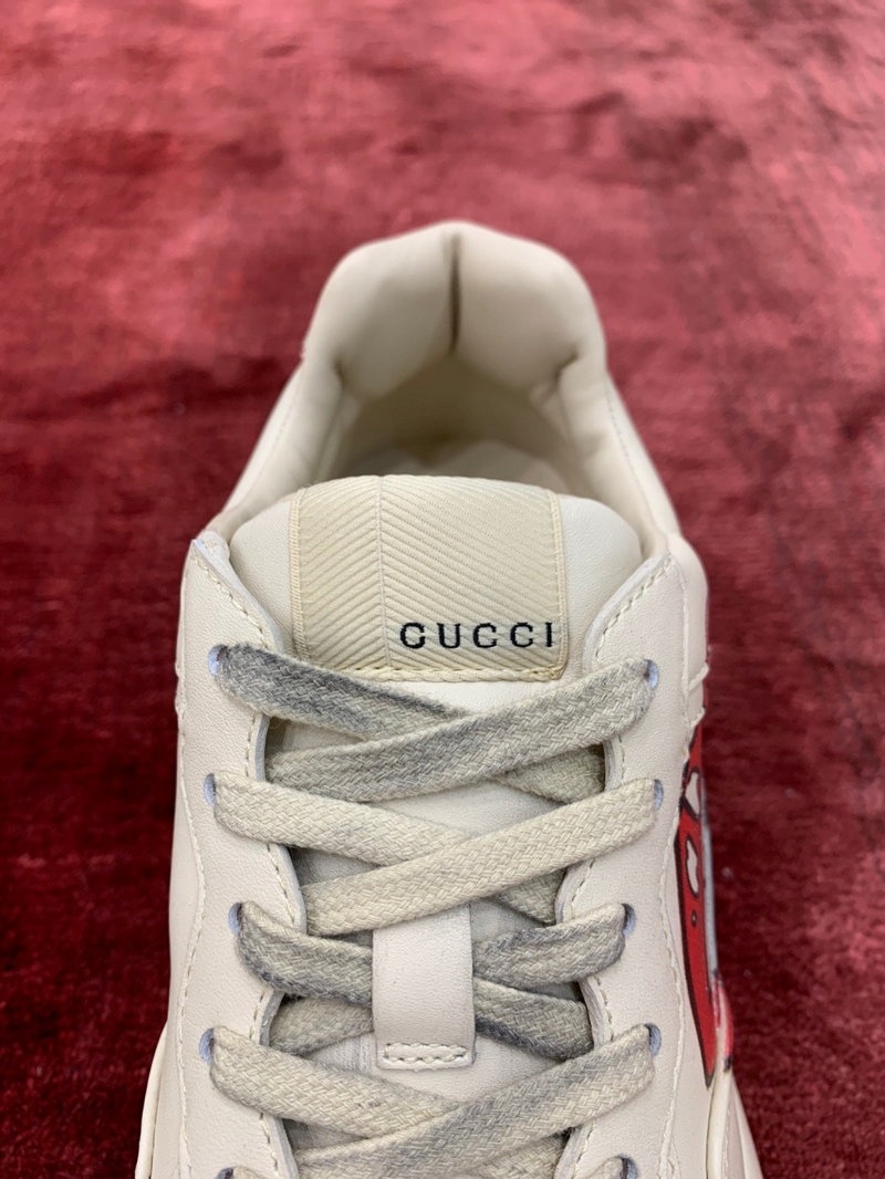 구찌 라이톤 레더 스니커즈 입 모양 프린트