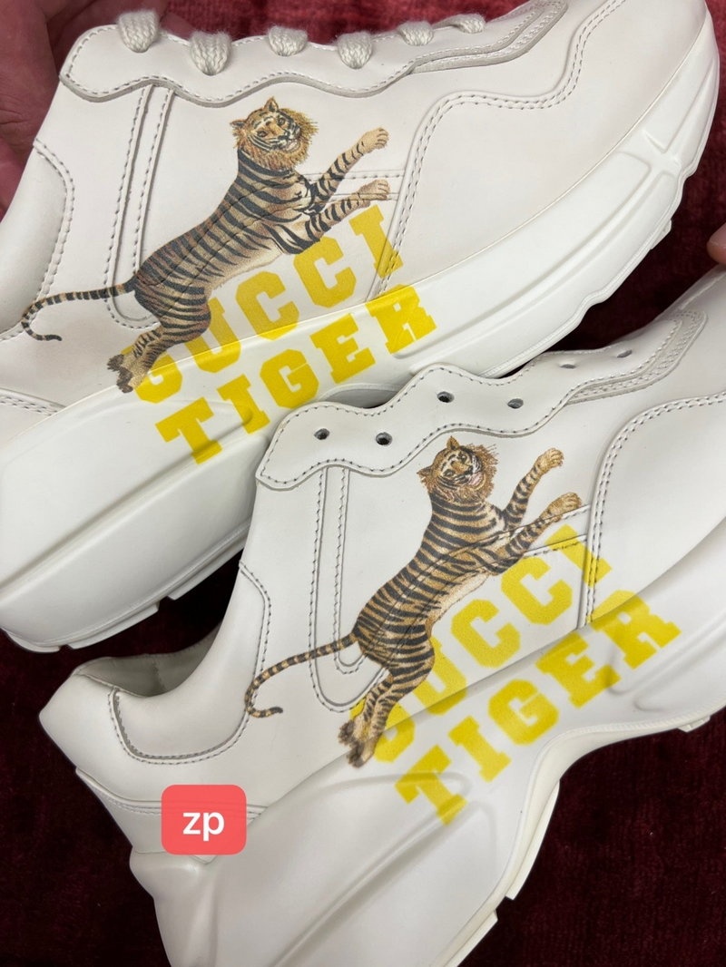 구찌 라이톤 레더 스니커즈 타이거