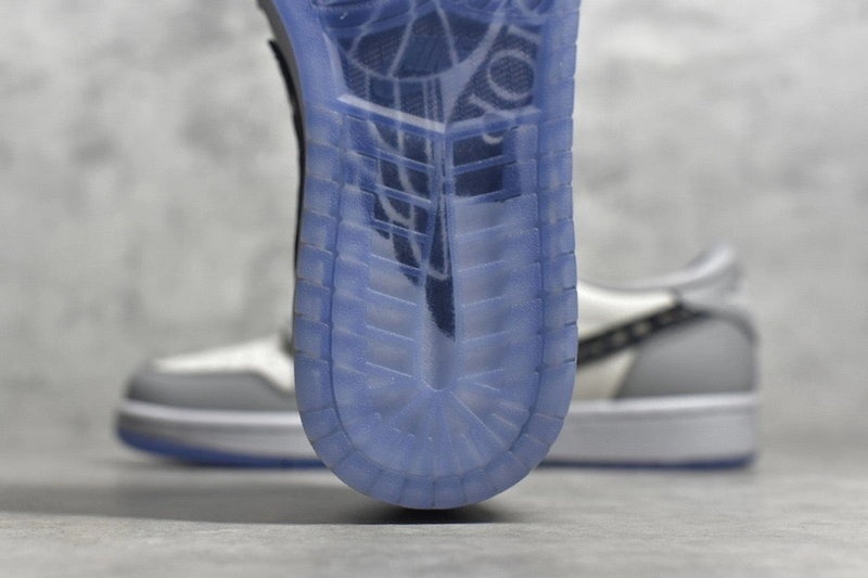 디올 x 나이키 OG 조던1 로우 스니커즈