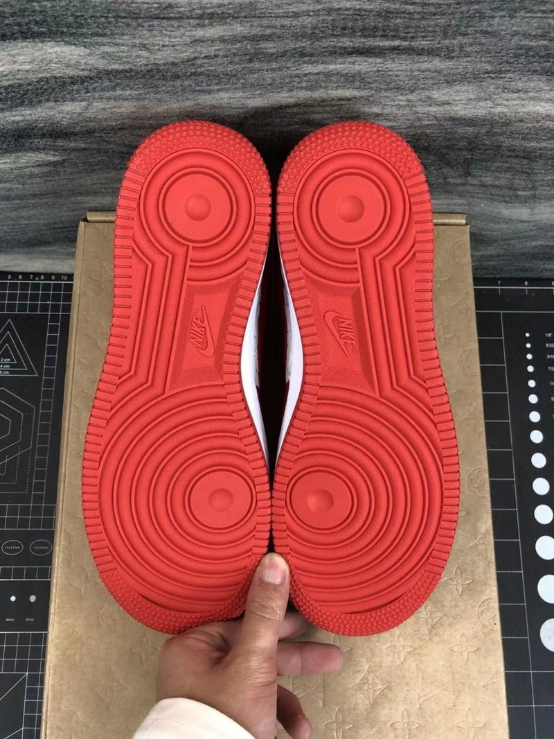 루이비통 x 나이키 에어포스 1 로우 스니커즈 바이 버질 아블로 화이트 코멧 레드