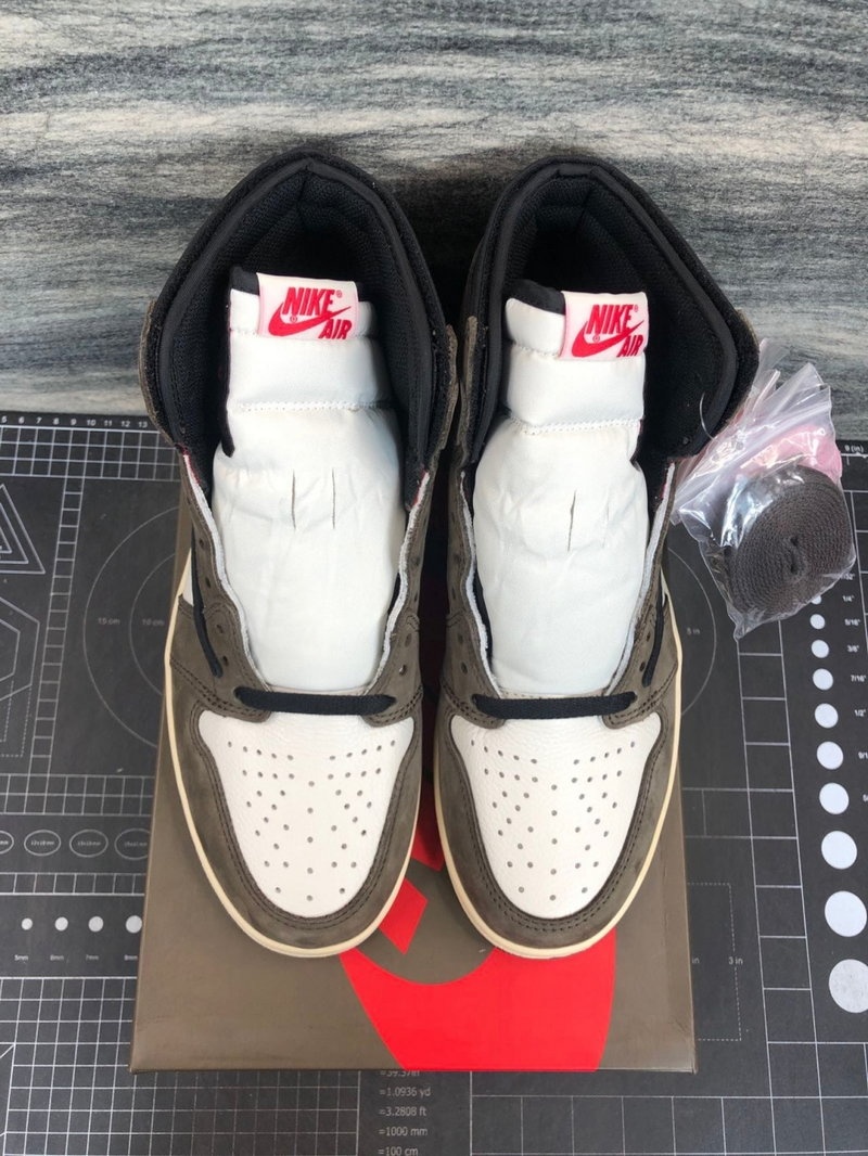 나이키 x 트래비스 스캇 x 프라그먼트 조던1 레트로 하이 OG SP 모카