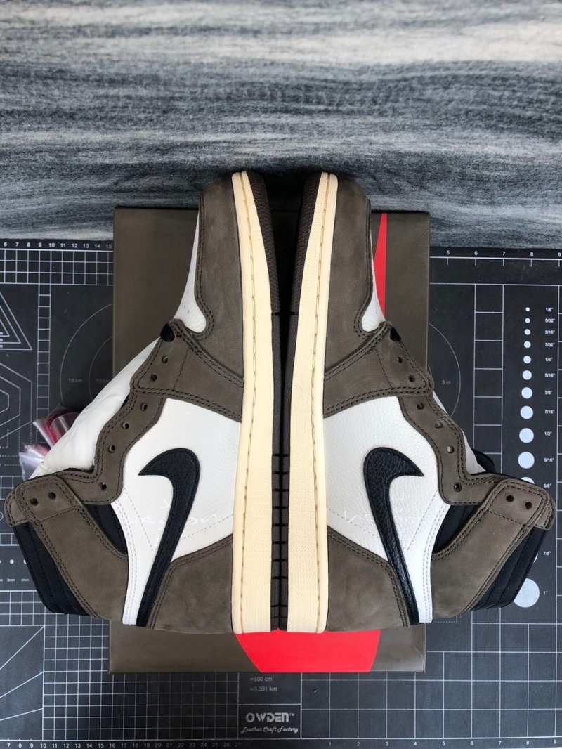 나이키 x 트래비스 스캇 x 프라그먼트 조던1 레트로 하이 OG SP 모카