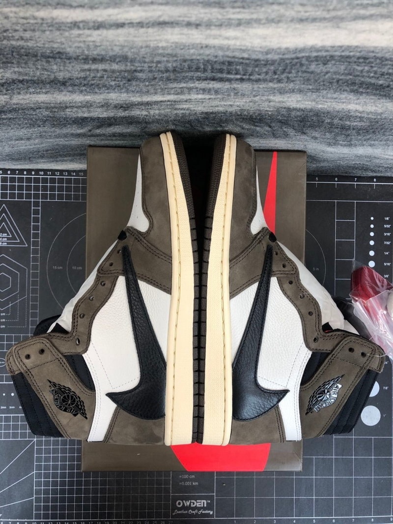 나이키 x 트래비스 스캇 x 프라그먼트 조던1 레트로 하이 OG SP 모카