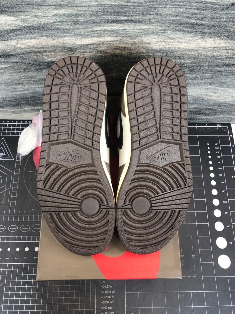 나이키 x 트래비스 스캇 x 프라그먼트 조던1 레트로 하이 OG SP 모카