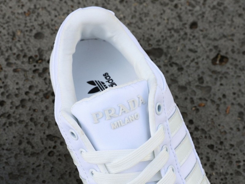 프라다 x 아디다스 리나일론 포럼 스니커즈 (화이트)