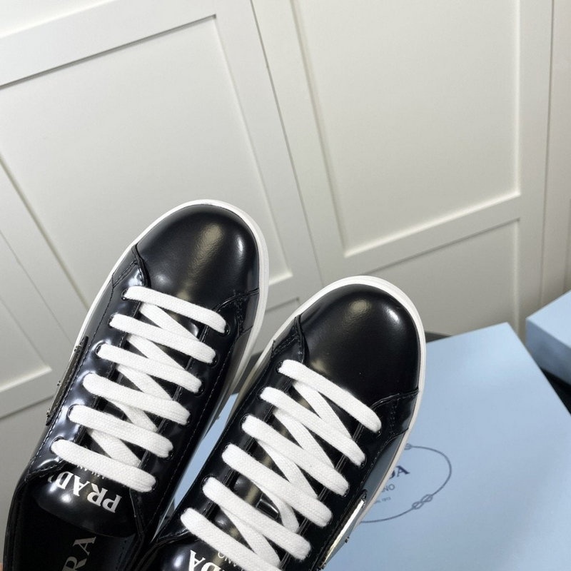 프라다 삼각로고 브러쉬드 래더 스니커즈 (블랙)