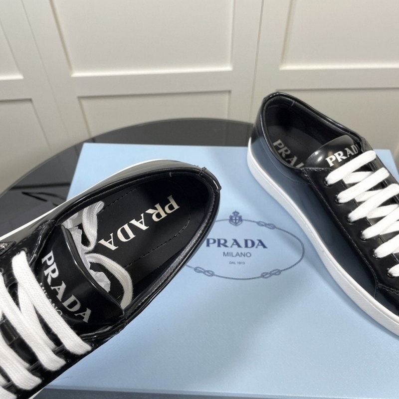 프라다 삼각로고 브러쉬드 래더 스니커즈 (블랙)