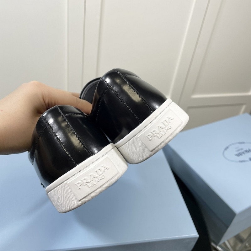 프라다 삼각로고 브러쉬드 래더 스니커즈 (블랙)