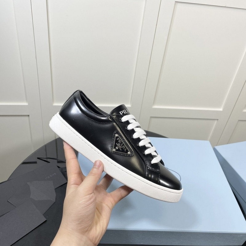 프라다 삼각로고 브러쉬드 래더 스니커즈 (블랙)