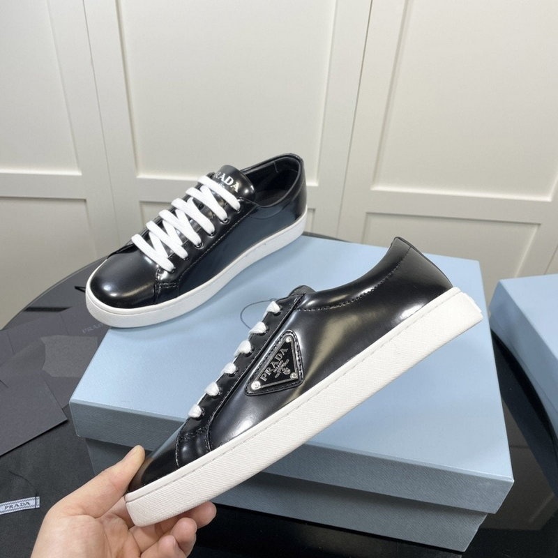 프라다 삼각로고 브러쉬드 래더 스니커즈 (블랙)