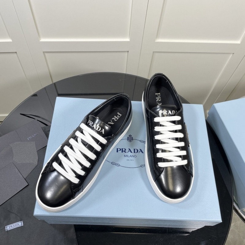 프라다 삼각로고 브러쉬드 래더 스니커즈 (블랙)