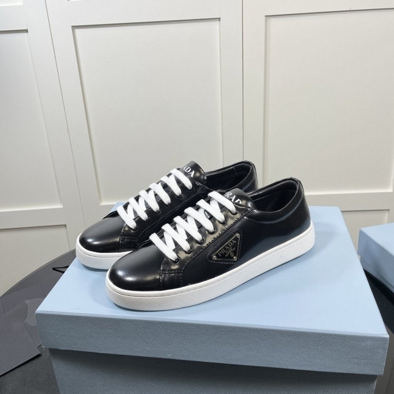 프라다 삼각로고 브러쉬드 래더 스니커즈 (블랙)