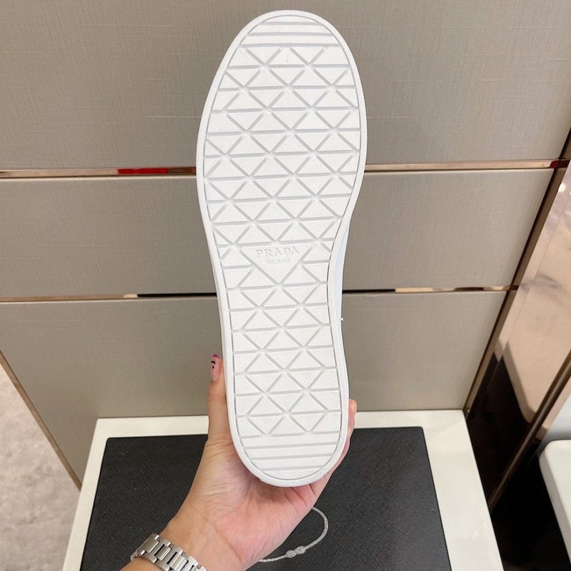 프라다 삼각로고 브러쉬드 래더 스니커즈 (화이트)
