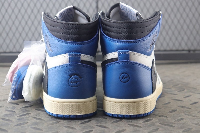 나이키 조던1 트래비스 스캇 프라그먼트 하이 밀리터리 블루