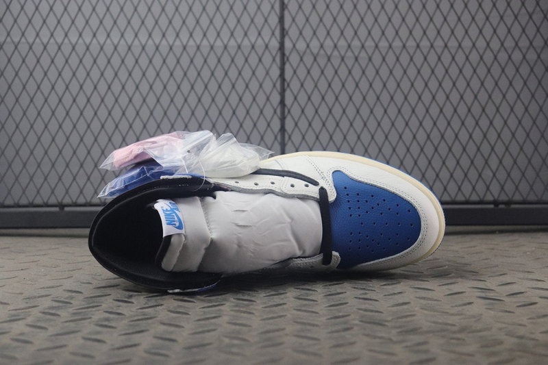 나이키 조던1 트래비스 스캇 프라그먼트 하이 밀리터리 블루