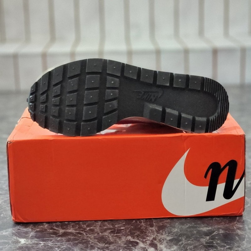 나이키 x 사카이 베이퍼와플 로얄 푸시아