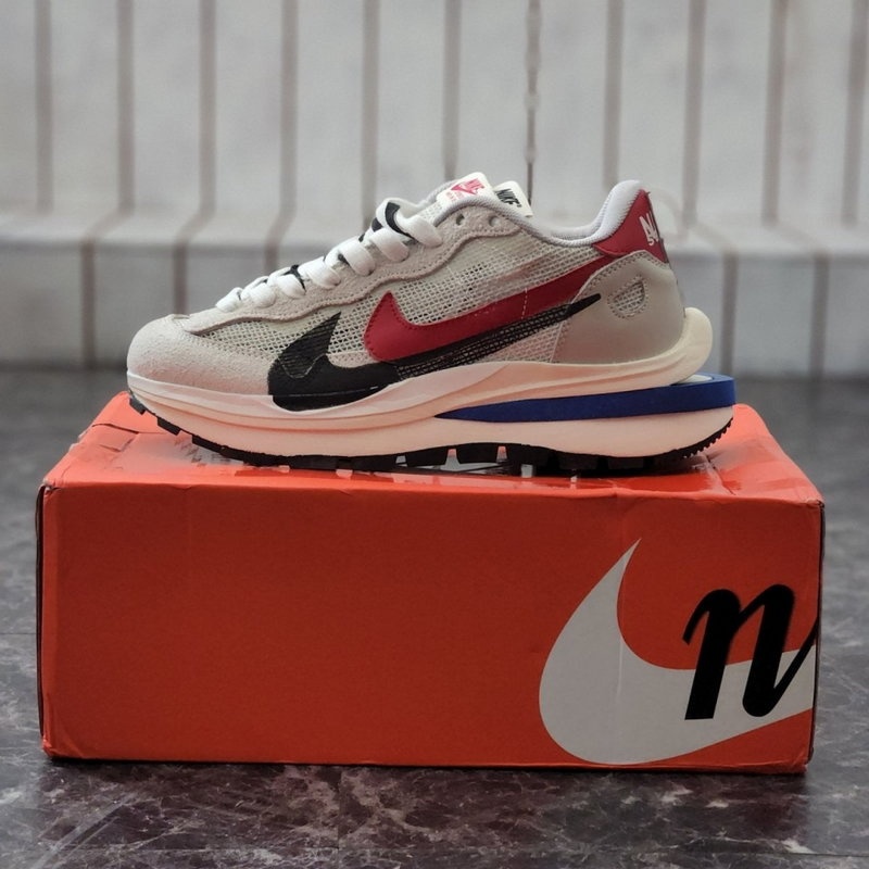 나이키 x 사카이 베이퍼와플 로얄 푸시아