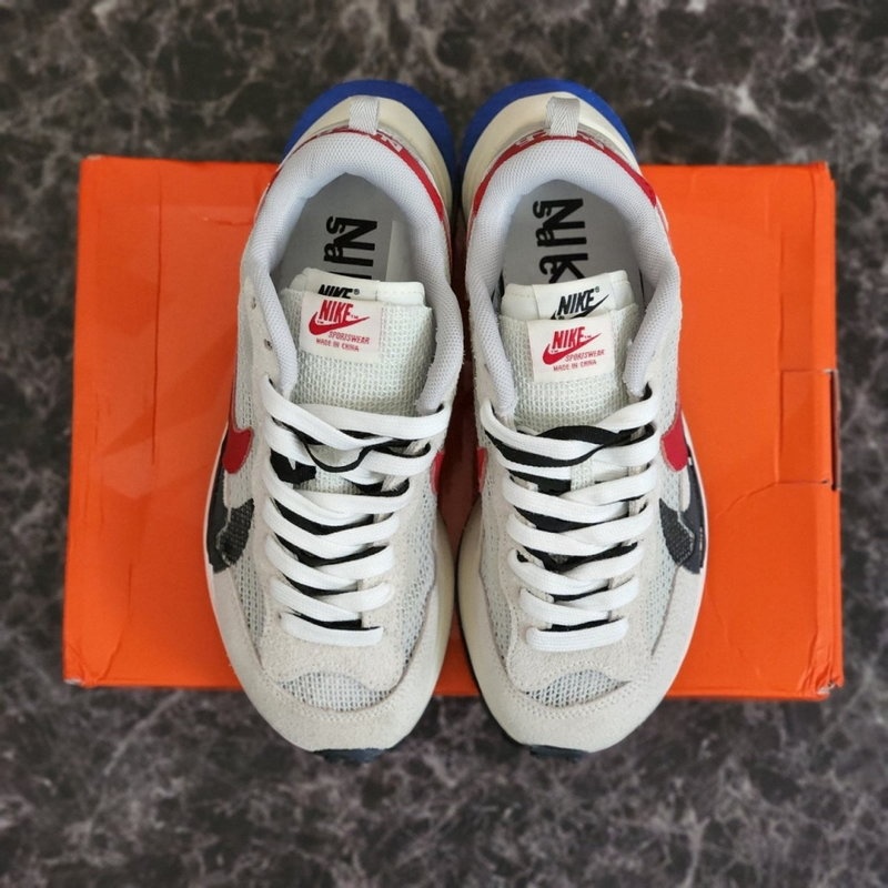 나이키 x 사카이 베이퍼와플 로얄 푸시아