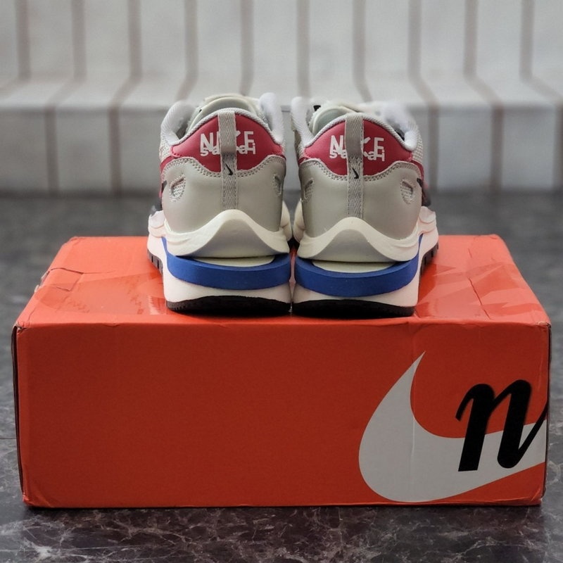 나이키 x 사카이 베이퍼와플 로얄 푸시아