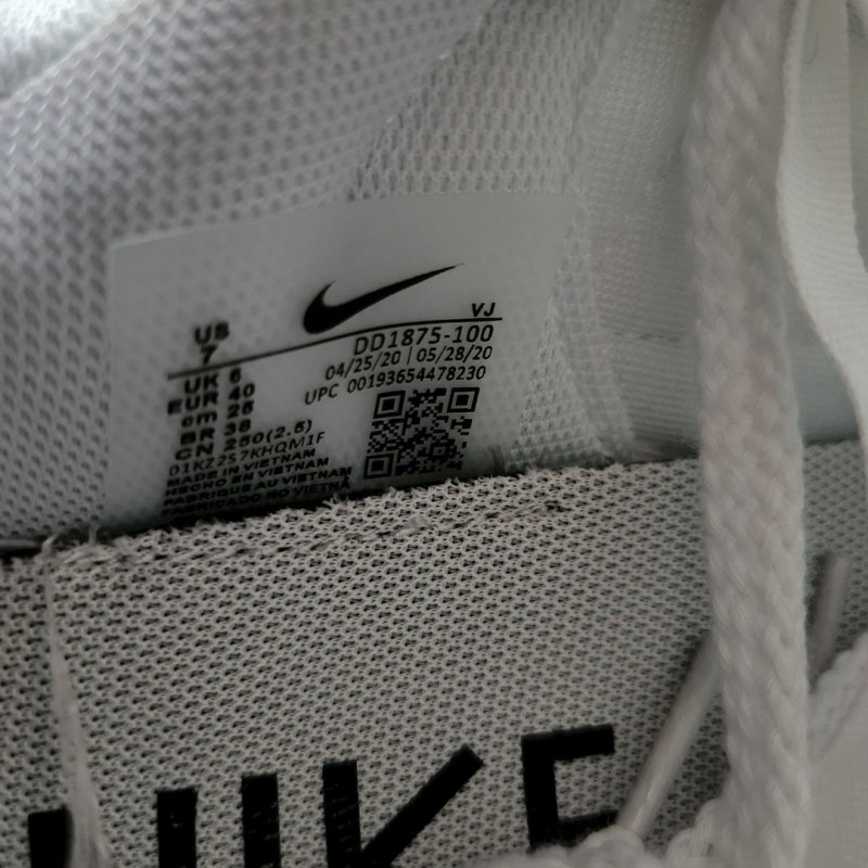 나이키 x 사카이 베이퍼와플 화이트 앤 검