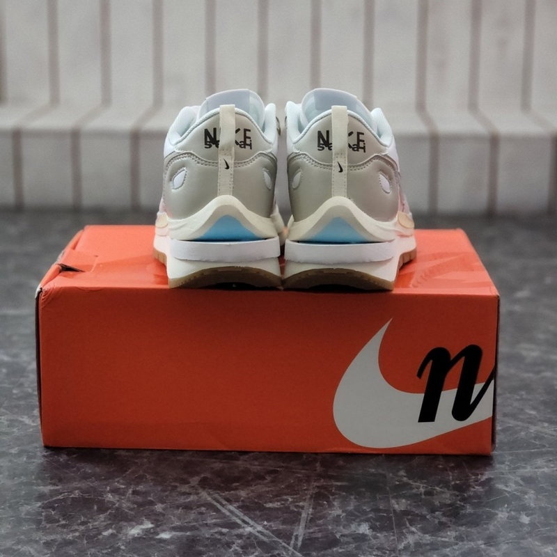 나이키 x 사카이 베이퍼와플 화이트 앤 검