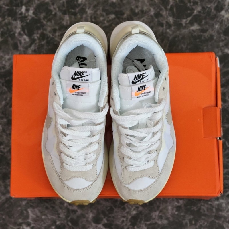 나이키 x 사카이 베이퍼와플 화이트 앤 검