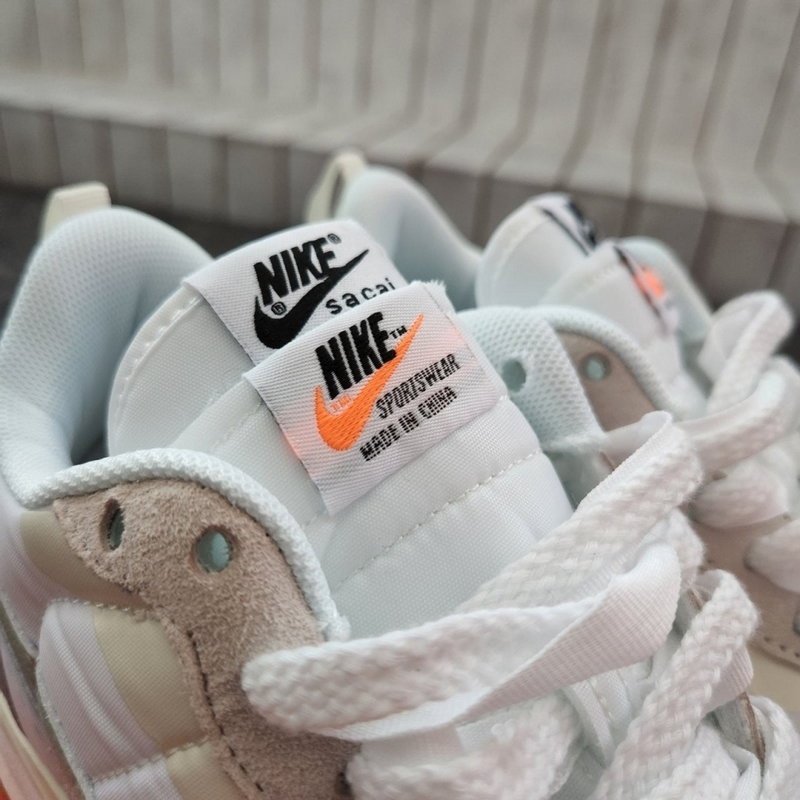 나이키 x 사카이 베이퍼와플 화이트 앤 검