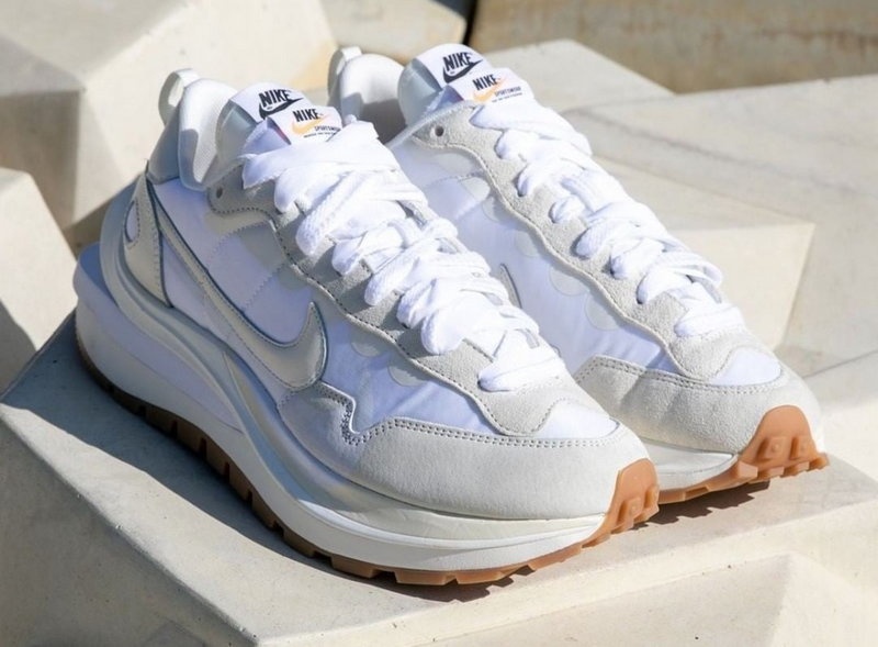 나이키 x 사카이 베이퍼와플 화이트 앤 검