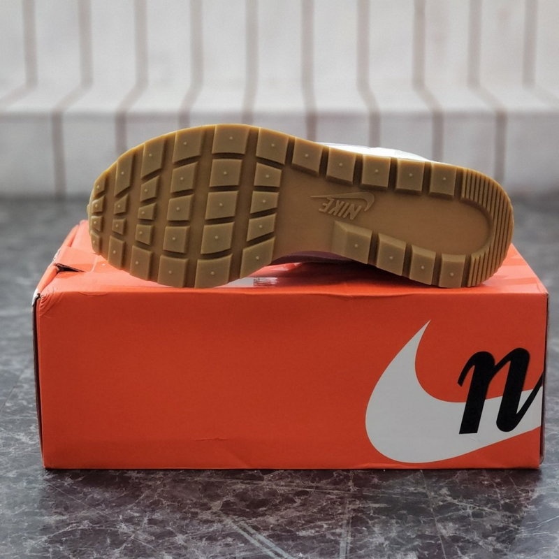 나이키 x 사카이 베이퍼와플 화이트 앤 검