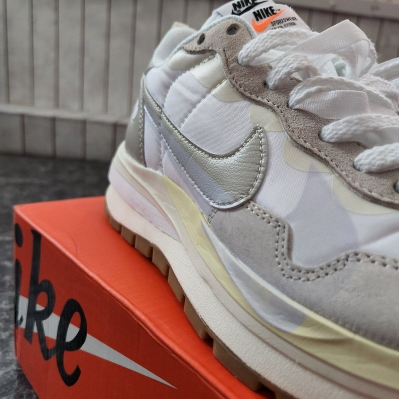 나이키 x 사카이 베이퍼와플 화이트 앤 검