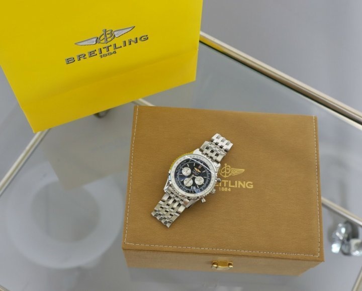 브라이틀링 네비타이머 B04 크로노그래프 시계