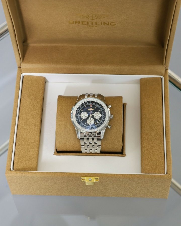 브라이틀링 네비타이머 B04 크로노그래프 시계