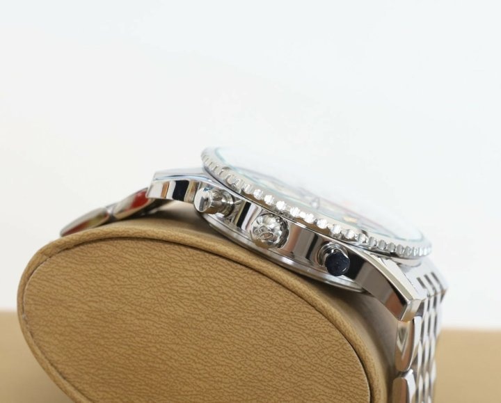 브라이틀링 네비타이머 B04 크로노그래프 시계