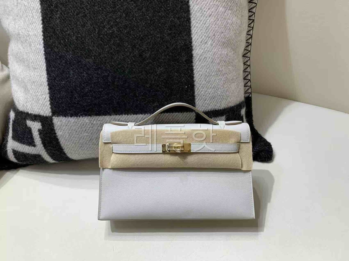 Hermès Kelly Pochette Swift Craie x Gold Hardware