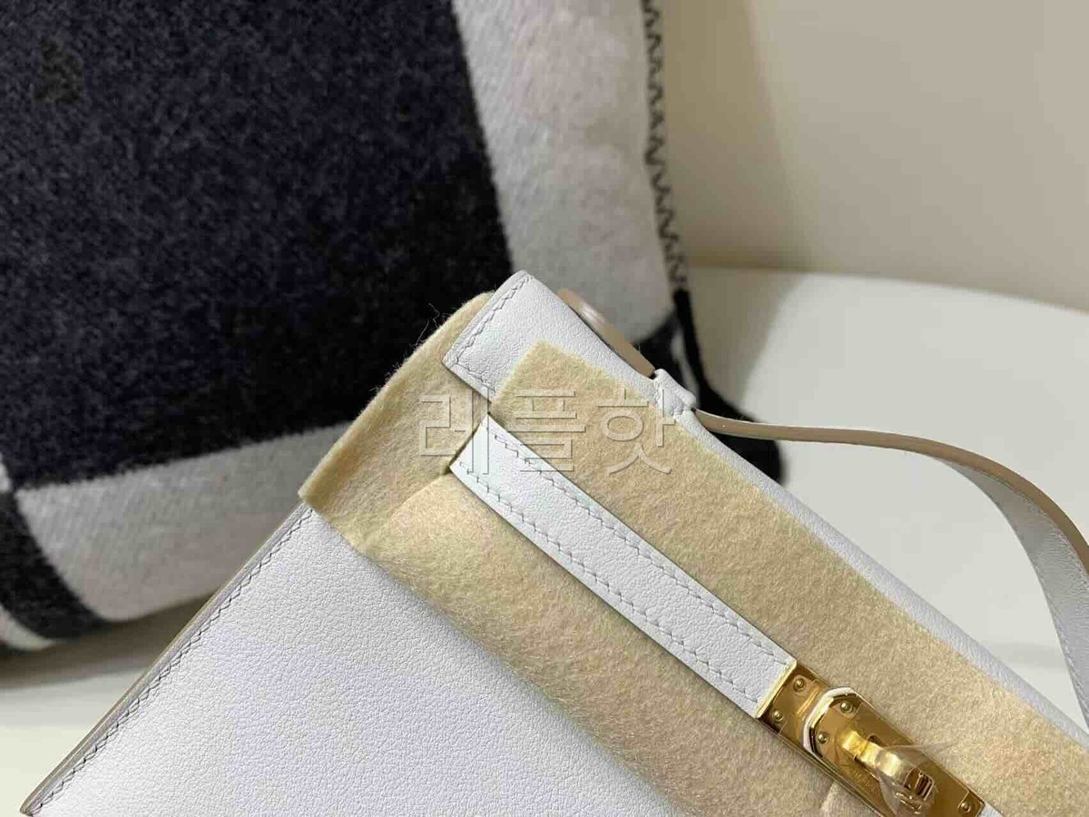 Hermès Kelly Pochette Swift Craie x Gold Hardware
