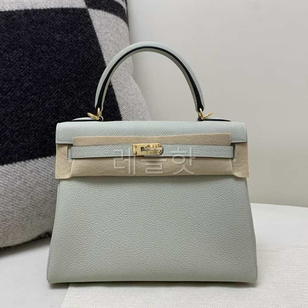 Hermès Kelly 25 Togo Vert d’Eau x Gold Hardware