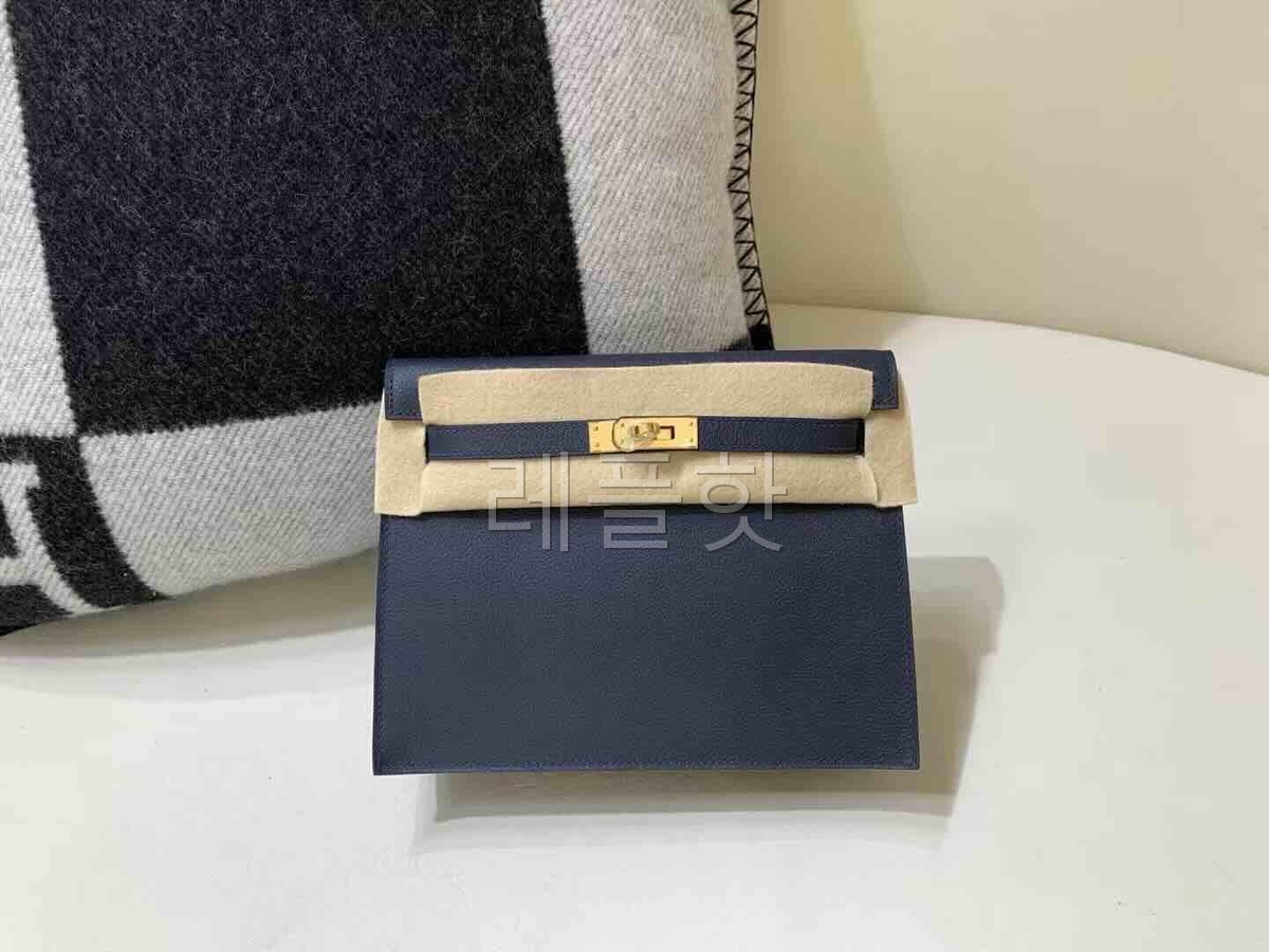 Hermès Kelly Danse 22 Evercolor Bleu Nuit x Gold Hardware