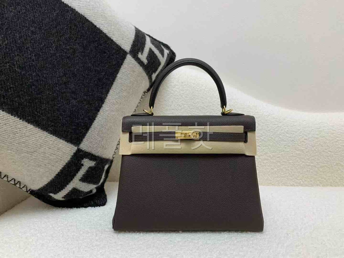 Hermès Kelly 25 Togo Ebene x Gold Hardware