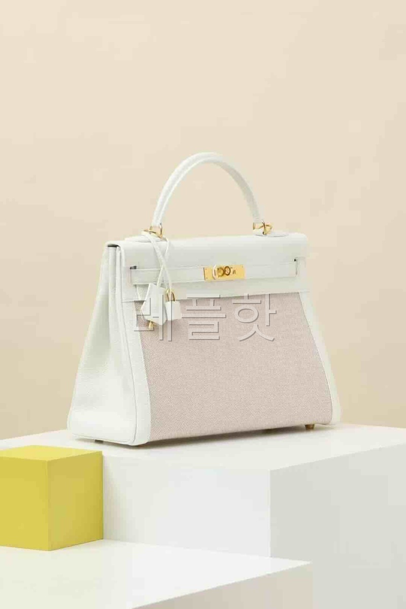 Hermès Kelly 28 Toile Canvas / Blanc Écru Epsom x Gold Hardware