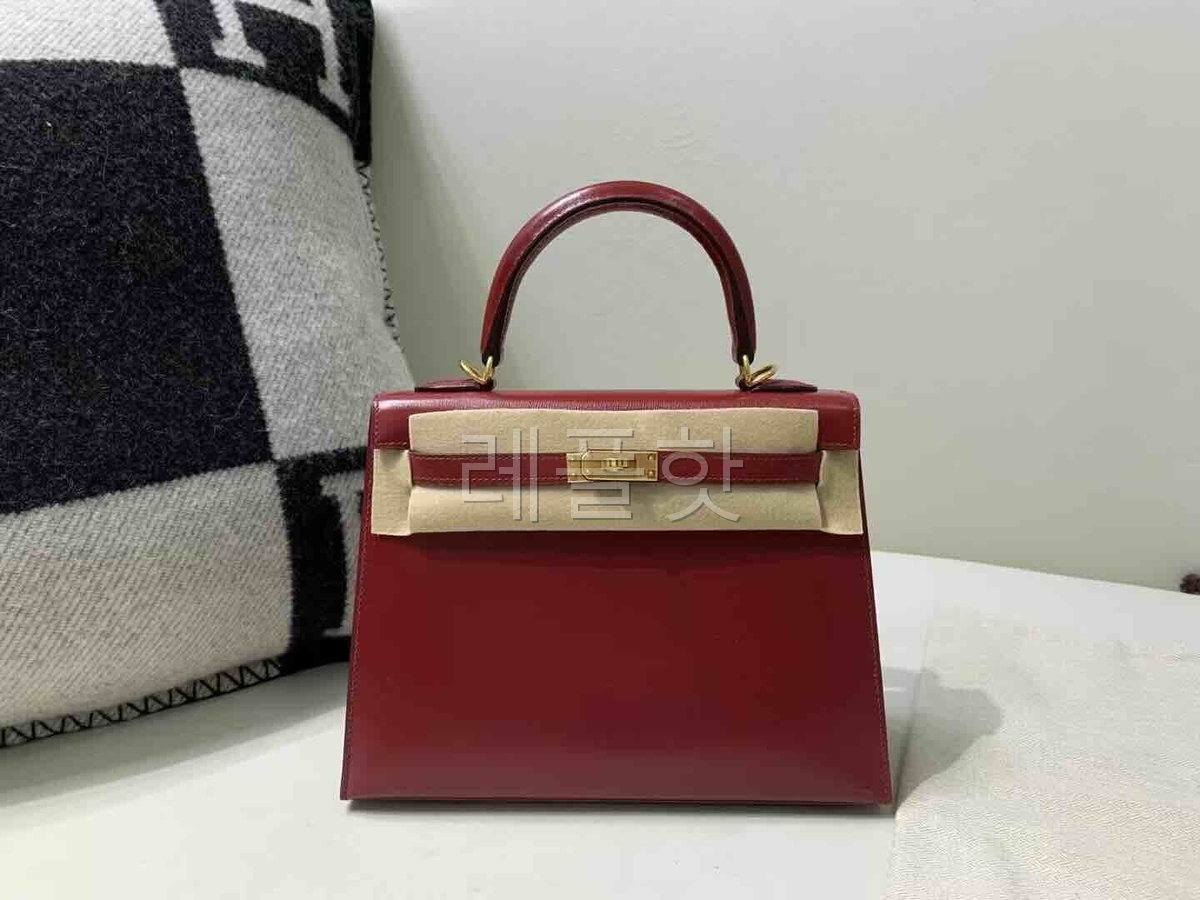 Hermès Kelly 25 Sellier in Box Calf, Rouge H x Gold Hardware