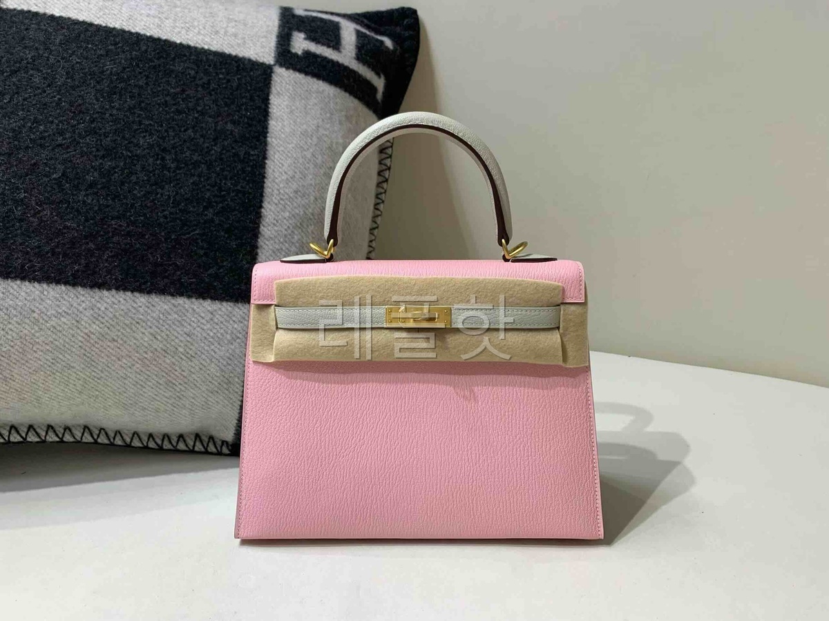 Hermès Kelly 25 Chevre Rose Sakura (Interior Pearl Grey) x Brushed Gold Hardware