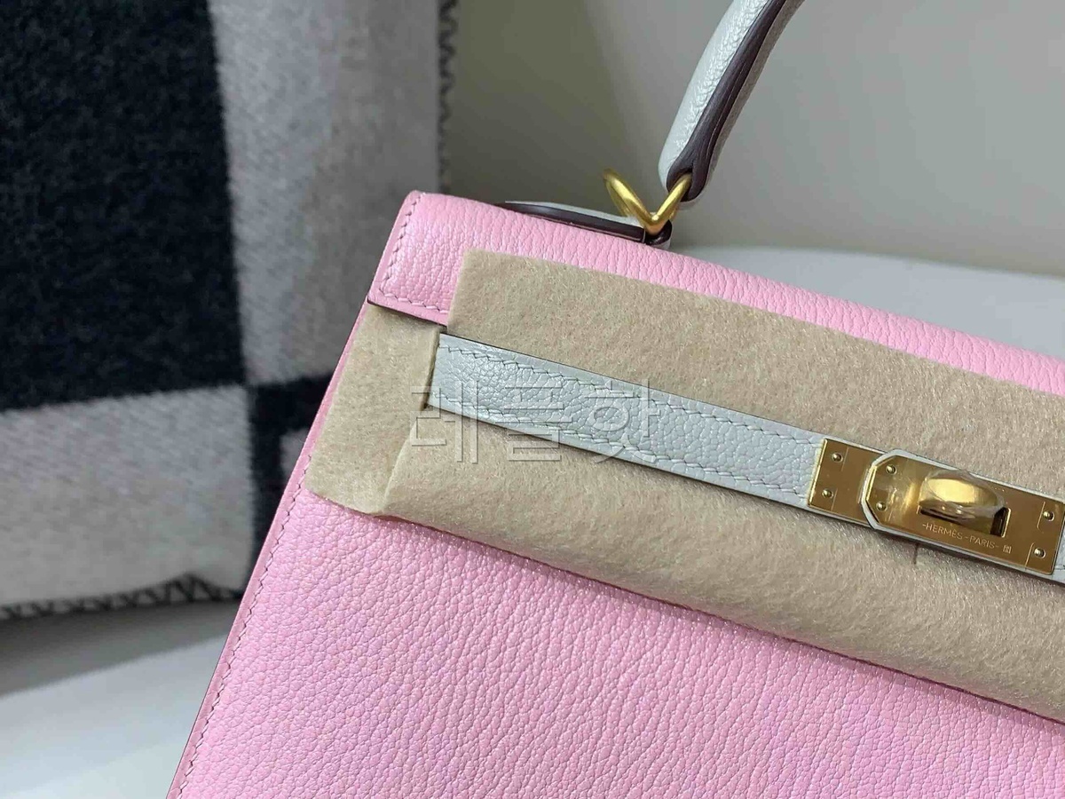 Hermès Kelly 25 Chevre Rose Sakura (Interior Pearl Grey) x Brushed Gold Hardware