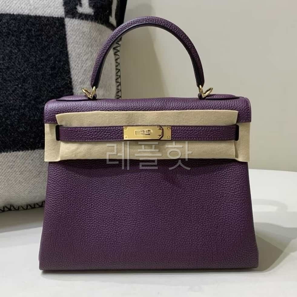 Hermès Kelly 28 in Togo Anemone x Gold Hardware