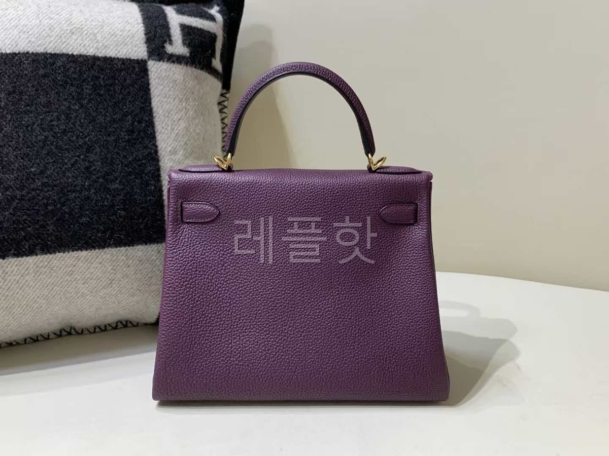 Hermès Kelly 28 in Togo Anemone x Gold Hardware